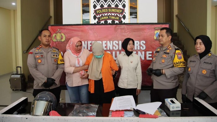 Mahasiswi pembuang bayi hasil hubungan gelap saat jumpa pers di Polres Sumenep