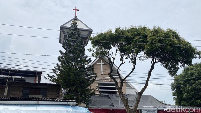 Caption: Pohon natal setinggi 15 meter di Gereja Santo Ignatius Krapyak, Kecamatan Semaramg Barat, Rabu (25/12/2024).