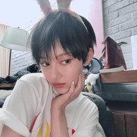 Gaya pixie bob ini mencerminkan tren rambut pendek yang sedang populer di kalangan selebriti dan fashionista. Foto: Instagram/@jeanzforfree