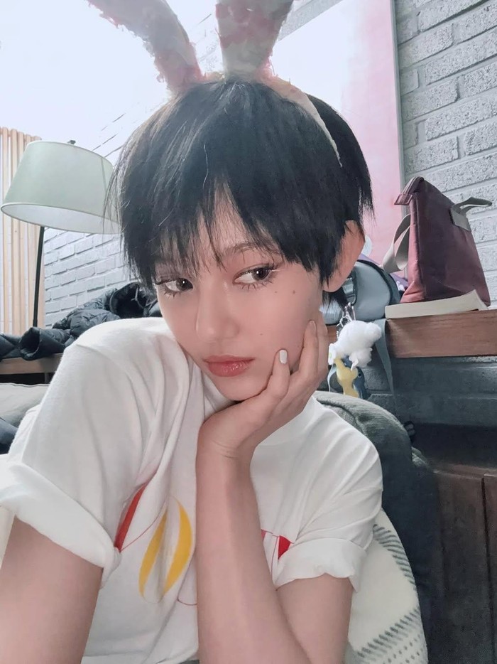 Danielle NewJeans dengan gaya rambut pixie bob.