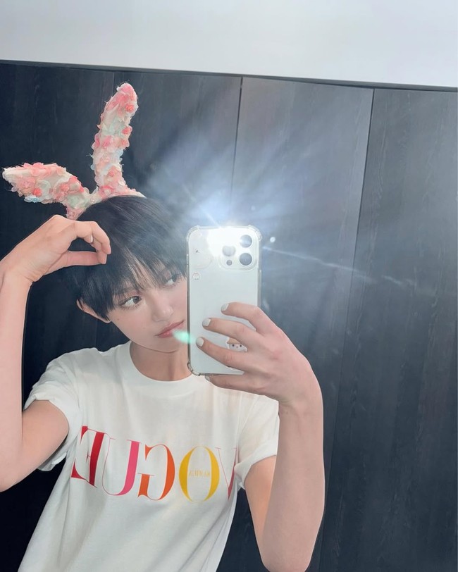 Dalam pemotretan ini, penampilannya semakin menonjol dengan aksesori simpel seperti bando dan jepit rambut unik, menambah sentuhan playful dan stylish. Foto: Instagram/@jeanzforfree