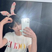 Dalam pemotretan ini, penampilannya semakin menonjol dengan aksesori simpel seperti bando dan jepit rambut unik, menambah sentuhan playful dan stylish. Foto: Instagram/@jeanzforfree