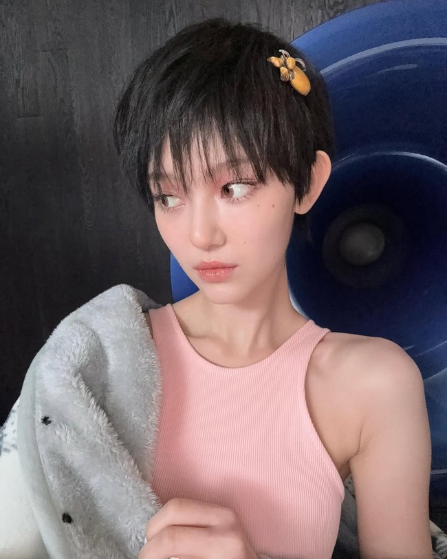 =Guntingan rambut pendek yang ditata dengan gaya acak membuat wajah mungilnya terlihat lebih segar, tapi di sisi lain juga memancarkan kesan edgy. Foto: Instagram/@jeanzforfree