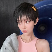 =Guntingan rambut pendek yang ditata dengan gaya acak membuat wajah mungilnya terlihat lebih segar, tapi di sisi lain juga memancarkan kesan edgy. Foto: Instagram/@jeanzforfree