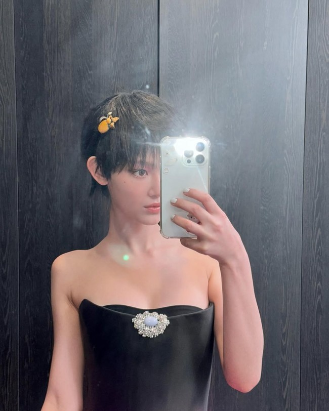 Danielle menghiasi majalah Vogue edisi terbaru dengan transformasi rambut dramatis. Penyanyi 19 tahun ini mengubah drastis rambutnya jadi pixie bob. Foto: Instagram/@jeanzforfree