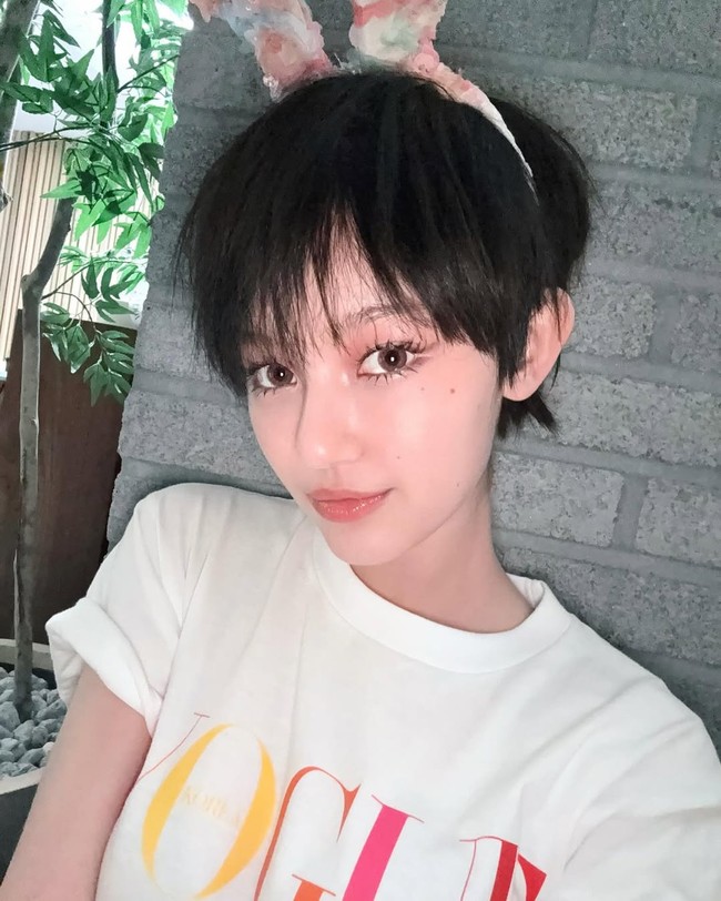 Potongan ini memiliki layer halus yang membingkai wajah, menciptakan kesan modern. Foto: Instagram/@jeanzforfree