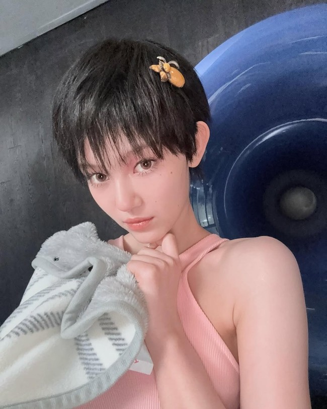 Gaya rambut barunya menjadi kontras dari ciri khas sebelumnya—rambut panjang tergerai—yang membuat transformasi ini terlihat lebih berani dan memukau. Foto: Instagram/@jeanzforfree