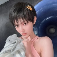 Gaya rambut barunya menjadi kontras dari ciri khas sebelumnya—rambut panjang tergerai—yang membuat transformasi ini terlihat lebih berani dan memukau. Foto: Instagram/@jeanzforfree