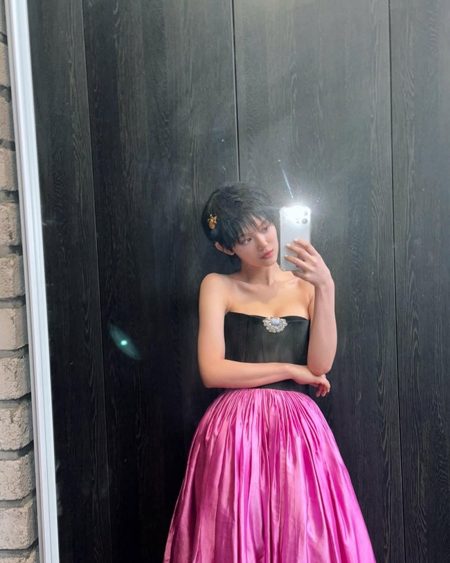 Perubahan gaya rambutnya menuai pujian dari penggemar NewJeans.  “Kemampuan Danielle mencerna setiap konseo (pemotretan) perlu kita pelajari,” puji salah satu pengguna Instagram. “Perlu gaya rambut pendek seperti Danielle, benar-benar perlu,” puji netizen lainnya. Foto: Instagram/@jeanzforfree