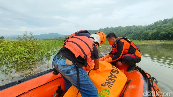 Evakuasi mayat Sukarbin di Waduk Pacal Bojonegoro.