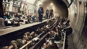 Warga Sipil Inggris Mengambil Perlindungan Dari Bom Jerman Di Stasiun Kereta Bawah Tanah Aldwych Di London Selama Blitz, 1940 Foto: Boredpanda