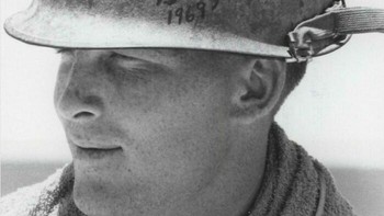 Marinir Pribadi Kelas Satu Jerry W. Garner Dari Mississippi, 19, Mengenakan Helm Yang Menyelamatkan Hidupnya Ketika Tim Senjatanya Menyerang Posisi Musuh 10 Mil Di Selatan Da Nang, 1969 Foto: Boredpanda