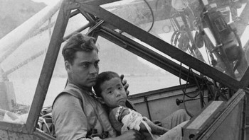 Sebuah AS Prajurit Melindungi Seorang Anak Laki-Laki Jepang Yang Terluka Dari Hujan Di Saipan Pada Juli 1944 Foto: Boredpanda