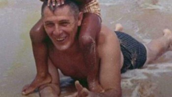 Barack Obama Muda Menghabiskan Waktu Di Pantai Bersama Kakeknya. 1963 Foto: Boredpanda