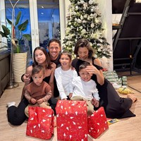 Keluarga Bachdim memilih busana casual saat merayakan Natal. Jennifer dan Irfan Bachdim, beserta keempat anaknya, tampil serasi dalam nuansa warna hitam-cokelat dan putih. Foto: Dok. Instagram