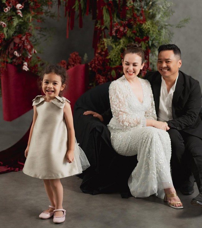 Tema berbeda dipilih keluarga kecil Rianti Cartwright. Alih-alih merah, mereka menonjolkan kesucian dan kesakralan perayaan Natal dengan busana putih. Foto: Dok. Instagram