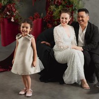 Tema berbeda dipilih keluarga kecil Rianti Cartwright. Alih-alih merah, mereka menonjolkan kesucian dan kesakralan perayaan Natal dengan busana putih. Foto: Dok. Instagram