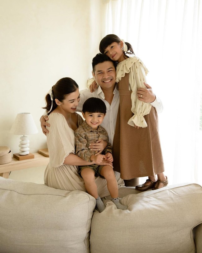 Warna netral juga jadi pilihan Chelsea Olivia dan Glenn Alinskie untuk merayakan Natal. Keluarga kecil ini mengadaptasi tren warna Pantone, moha mousse, dalam busana gaya vintage yang klasik dan sederhana. Foto: Dok. Instagram