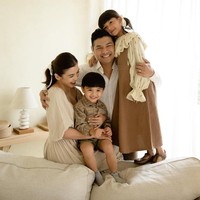 Warna netral juga jadi pilihan Chelsea Olivia dan Glenn Alinskie untuk merayakan Natal. Keluarga kecil ini mengadaptasi tren warna Pantone, moha mousse, dalam busana gaya vintage yang klasik dan sederhana. Foto: Dok. Instagram