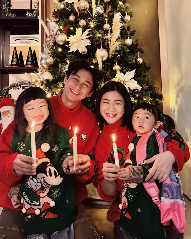 Nuansa merah-hijau yang merupakan tema khas Natal ditampilkan keluarga Felicya Angelista dan Caesar Hitto. Pasangan selebriti dan kedua anaknya ini kompak memakai sweater bernuansa merah dan hijau dengan latar pohon Natal klasik berkilauan. Foto: Dok. Instagram