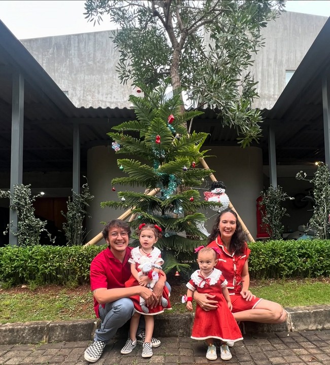 Merah menjadi tema busana keluarga Dimas Anggara dan Nadine Chandrawinata untuk perayaan Natal tahun ini. Mereka memilih gaya simple perpaduan merah dan putih. Foto: Dok. Instagram