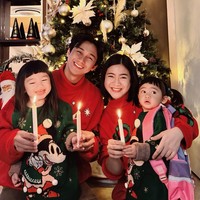 Nuansa merah-hijau yang merupakan tema khas Natal ditampilkan keluarga Felicya Angelista dan Caesar Hitto. Pasangan selebriti dan kedua anaknya ini kompak memakai sweater bernuansa merah dan hijau dengan latar pohon Natal klasik berkilauan. Foto: Dok. Instagram
