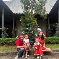 Merah menjadi tema busana keluarga Dimas Anggara dan Nadine Chandrawinata untuk perayaan Natal tahun ini. Mereka memilih gaya simple perpaduan merah dan putih. Foto: Dok. Instagram