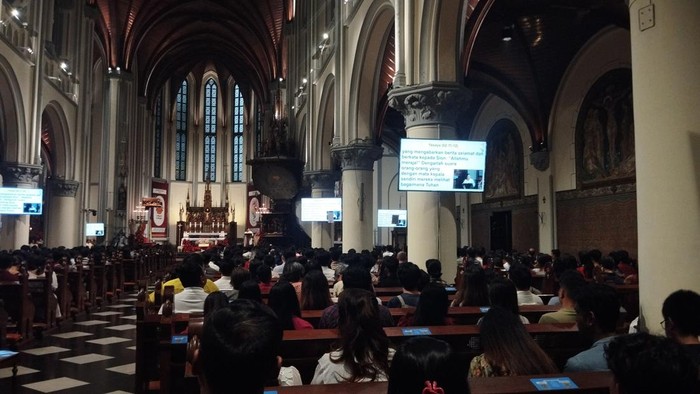 Gereja Katedral Jakarta melaksanakan Misa Natal 2024. Pada sore hari, Gereja Katedral Jakarta melaksanakan Misa Umum.