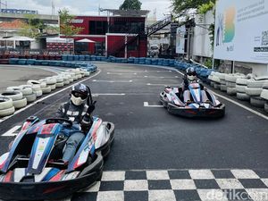 Main Balapan Mobil Gokart di Jaksel, Jalan Kaki dari MRT