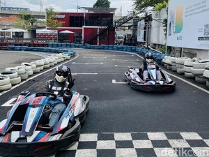 Main Balapan Mobil Gokart di Jaksel, Jalan Kaki dari MRT