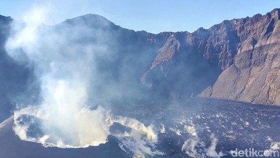 Momen Gunung Raung Erupsi Terekam Kamera Pendaki