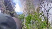 Momen pemdaki mengabadikan Gunung Raung saat erupsi.