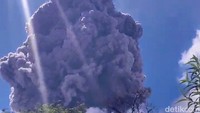 Mereka lari menyelamatkan diri saat terjadi hujan abu dan kerikil. Gunung Raung erupsi dan memuntahkan abu vulkanik, Selasa (24/12/2024) sekitar pukul 9.30 WIB