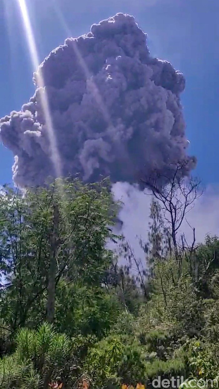 gunung raung saat erupsi