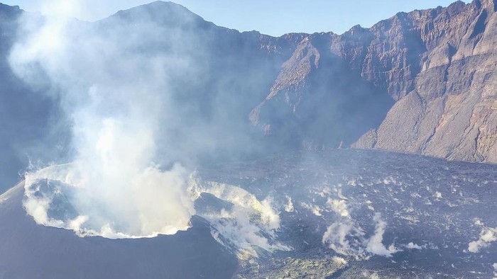 Gunung Raup saat erupsi.