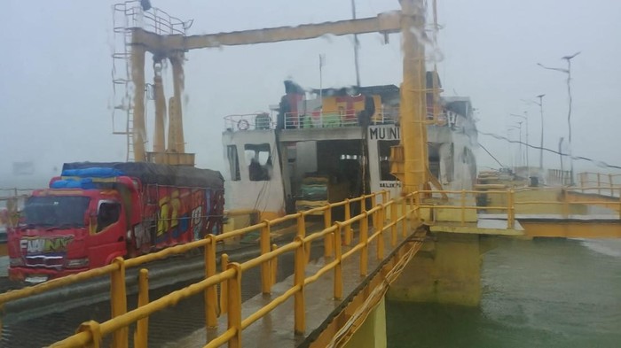 Hujan deras yang terjadi di Pelabuhan TAA.