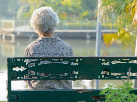 Ilustrasi wanita lansia.