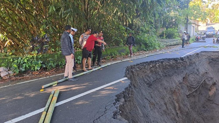 Jalan ambles di Tampaksiring, Gianyar, Selasa (24/12/2024).