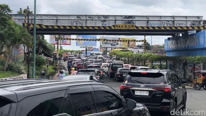 Jalan menuju Malioboro, Jogja macet siang ini, Rabu (25/12/2024).