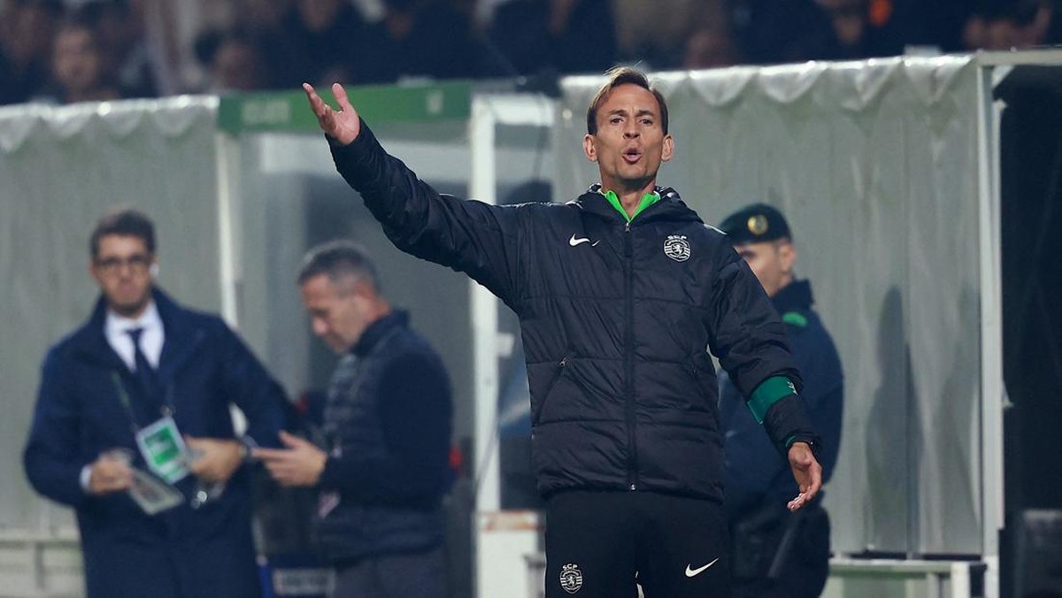 Joao Pereira bakal dipecat Sporting CP setelah penampilan buruk tim (Foto: REUTERS/Pedro Nunes)
