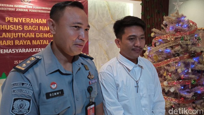 Kabid Pembinaan Lapas I Cirebon, Rommy Rommy Waskita Pambudi (kiri) dan warga binaan, Andreas Alexander Ginting (kanan)/(Foto: Ony Syahroni/detikJabar)
