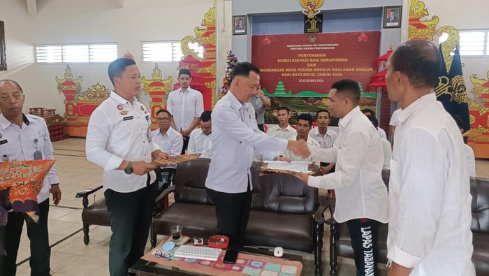 Kalapas Kelas IIB Tabanan Muhamad Kameily memberikan remisi khusus keagamaan untuk warga binaan pemasyarakatan (WBP) saat hari raya Natal 2024, Rabu (25/12/2024). (Istimewa/Lapas Kelas IIB Tabanan)