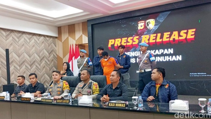 Kapolres Karawang AKBP Edwar Zulkarnain saat merilis kasus pemunuhan di Mapolres Karawang
