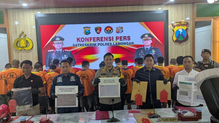 Kapolres Lamongan AKBP Bobby A Condroputra saat press release