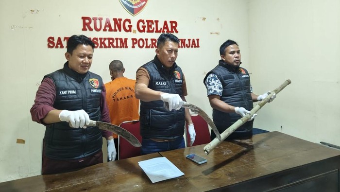 Kasat Reskrim Polres Sinjai Iptu Andi Rahmatullah (tengah) merilis pelaku penganiayaan terhadap saudara kandungnya di Sinjai Barat.