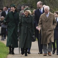 Sudah menjadi tradisi bagi keluarga kerajaan Inggris dari generasi ke generasi untuk menghadiri kebaktian Natal setiap 25 Desember pagi di Gereja St. Mary Magdalene, Sandringham, Norfolk, yang tak jauh dari kastil peristirahatan mereka. Tanpa terkecuali tahun ini setelah mereka melalui berbagai macam tantangan, termasuk kondisi kesehatan. (Foto: AP Photo/Jon Super)