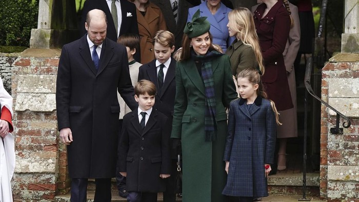 Kate Middleton di Kebaktian Natal 2024 Kate, Princess of Wales with her eldest son Prince George leave after attending the Christmas day service at St Mary Magdalene Church in Sandringham in Norfolk, England, Wednesday, Dec. 25, 2024. (AP Photo/Jon Super)