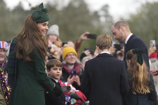 Tahun ini, Putri Kate jarang tampil di hadapan publik karena menjalani perawatan kanker dan kemoterapi. Meski demikian, ia tetap memancarkan semangat kebersamaan dengan suaminya, Pangeran William, serta anak-anak mereka, Pangeran George (11), Putri Charlotte (9), dan Pangeran Louis (6), yang juga mengenakan busana bernuansa hijau dan biru. (Foto: AP Photo/Jon Super)