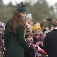 Tahun ini, Putri Kate jarang tampil di hadapan publik karena menjalani perawatan kanker dan kemoterapi. Meski demikian, ia tetap memancarkan semangat kebersamaan dengan suaminya, Pangeran William, serta anak-anak mereka, Pangeran George (11), Putri Charlotte (9), dan Pangeran Louis (6), yang juga mengenakan busana bernuansa hijau dan biru. (Foto: AP Photo/Jon Super)
