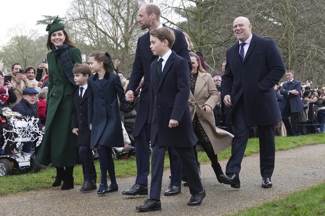 People mengabarkan, momen ini terbilang langka karena jarang sekali terlihat koordinasi warna busana antara Putri Wales dan Ratu, yang biasanya memilih warna berbeda dalam acara publik. Namun, momen ini bukanlah kebetulan. Setiap penampilan publik keluarga kerajaan direncanakan dengan hati-hati, dan pilihan busana serasi ini menunjukkan solidaritas dan kebersamaan keluarga di tengah tantangan yang dihadapi. (Foto: AP Photo/Jon Super)